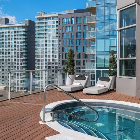 Warwick Le Crystal Montreal