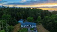 Edgefield Farmhouse by Avantstay 5-Acre Estate Private Trail Access + Hot Tub + Fire Pit + Views - 4-Star