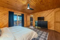 6 Br Cabin Hot Tub Fire Pit Min to Hatley Pointe - 3-Star