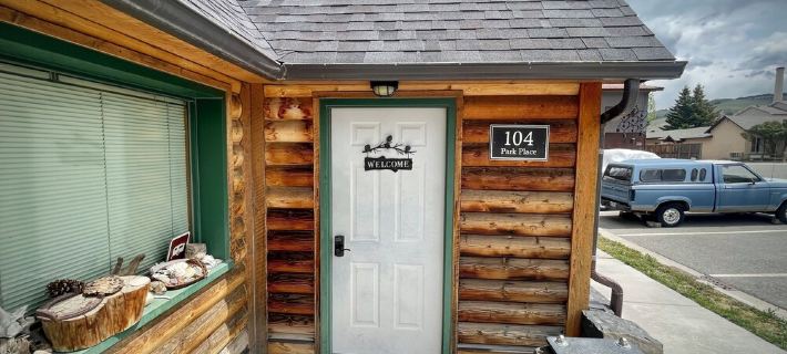 Newly Renovated - Cozy and Quiet Apt Style Cabin on Yellowstone River Hotels in Gardiner