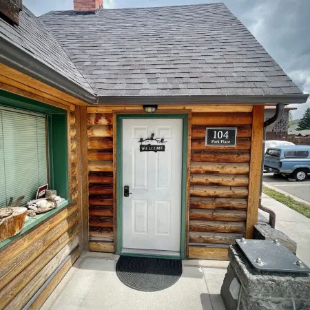 Newly Renovated - Cozy and Quiet Apt Style Cabin on Yellowstone River