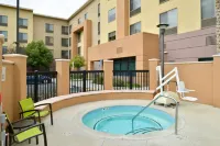 SpringHill Suites Corona Riverside - مسبح