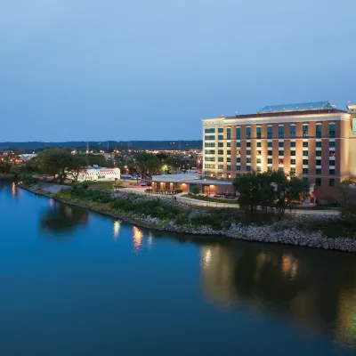 Embassy Suites by Hilton East Peoria Riverfront Hotel & Conference Center Hotel dekat Universitas Bradley