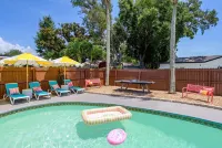 Pool Hot Tub Putt Putt Game Room Karaoke - Hot Tub