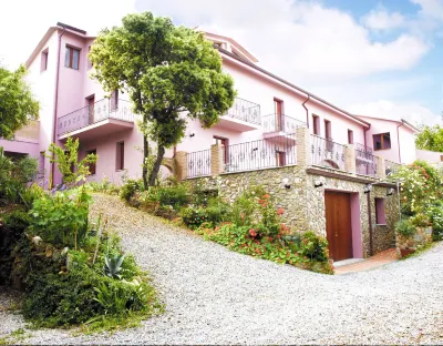 Residenza Locci - Rooms & Apartments Hotel a Piscinas