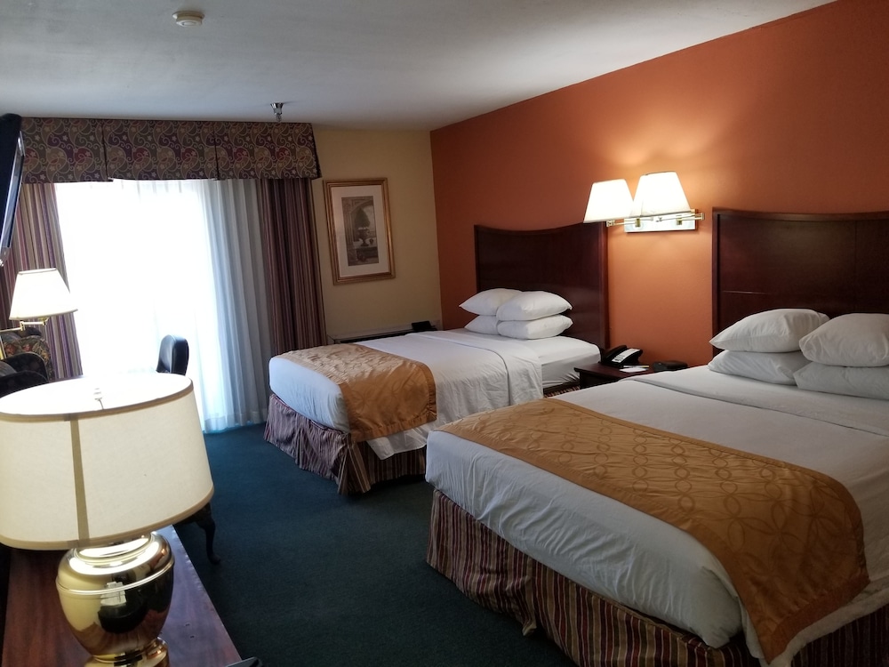 Days Inn & Suites by Wyndham Red Rock-Gallup