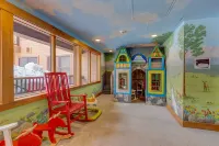 Spacious Top-Floor 3-Bed Springs Condo: 5 Minute Walk to Gondola and Restaurants