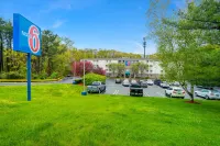 Motel 6 Milford, CT - parking