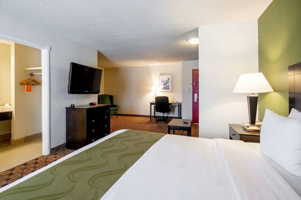 Quality Suites Airport Wichita