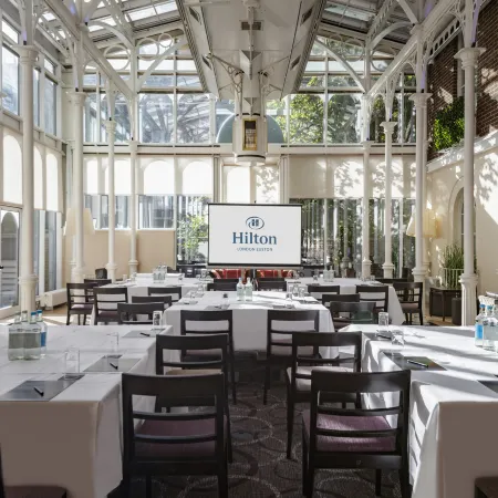Hilton London Euston Отели рядом с достопримечательностью «Площадь Гордон-сквер»