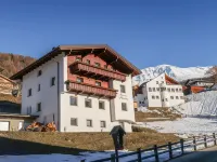 Alpenherz Hotels in Fendels