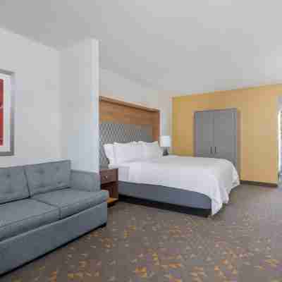 Holiday Inn & Suites Pittsfield-Berkshires Rooms