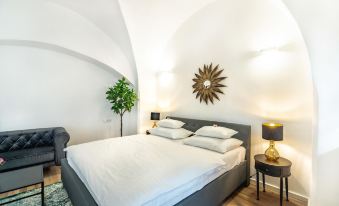 Deluxe Loft with King Bed Private Parking in the Old Town of Krems