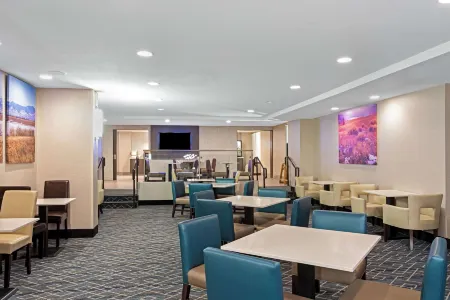 La Quinta Inn & Suites by Wyndham Denver Aurora Medical Отели рядом с достопримечательностью «Медикал Сентер оф Орора»