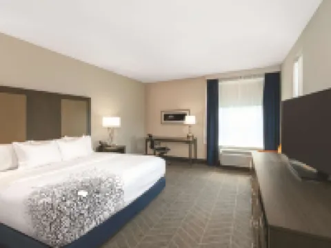 La Quinta Inn & Suites by Wyndham Opelika Auburn オペライカのホテル