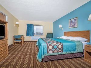 Super 8 by Wyndham Osseo WI