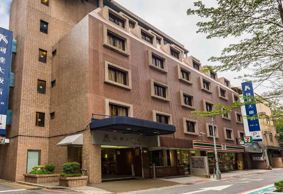 호텔 프런트 데스크와 안내 직원 이미지