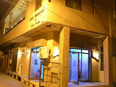 施設外観 ラッキー レストラン＆ゲストハウスの写真