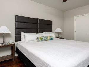 Downtown Dallas CozySuites with Roof Pool, Gym #10