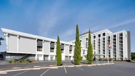 Holiday Inn San Jose - Silicon Valley Отели рядом с достопримечательностью «Хэппи Холлоу парк и зоопарк»