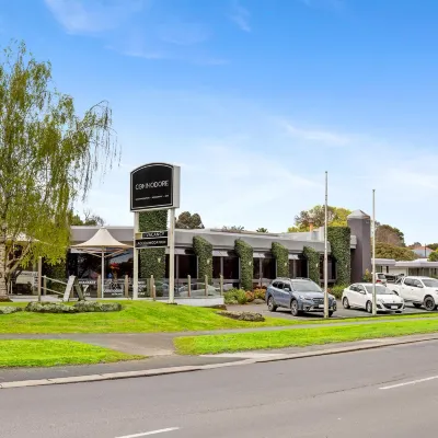 The Commodore Hotels near Umpherston Sinkhole / Balumbul
