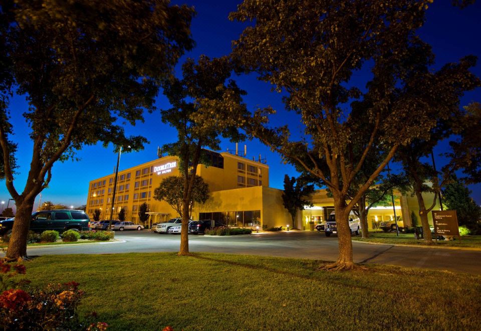 DoubleTree by Hilton Hotel Wichita Airport - Housity