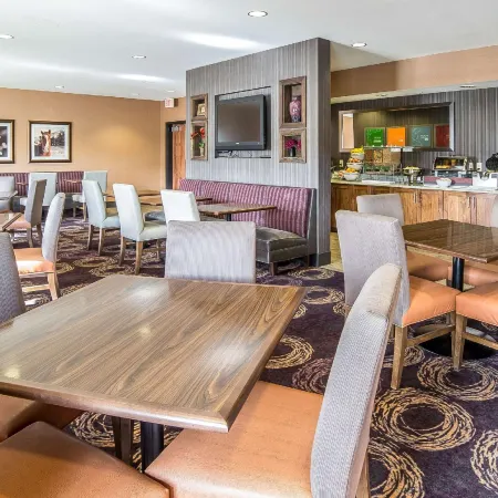 Comfort Inn & Suites Market - Airport