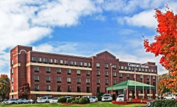 Comfort Suites Outlet Center