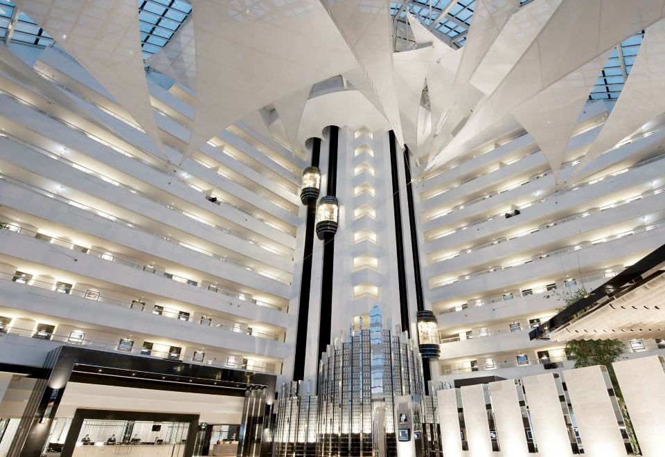 크라운 메트로폴 퍼스