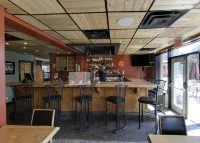 Days Inn by Wyndham Golden - bar