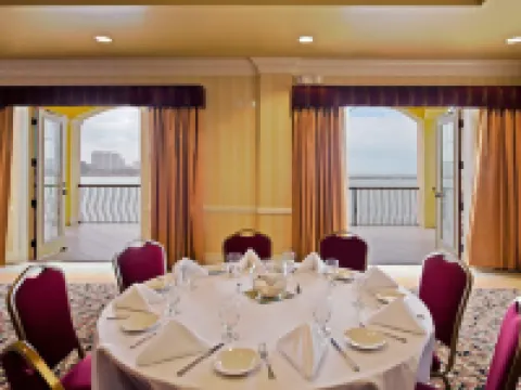 โรงแรม ฮอลิเดย์ อินน์ แอนด์ สวีทส์ เคลียร์วอเทอร์ บีช บาย IHG โรงแรมในเคลียร์วอเตอร์