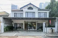 Mono Coliving Kencana, Surabaya Отели в г. Dukuhpakis