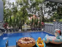 Rumah Awan Bogor with Private Swimming Pool Hotel di Babakan Madang