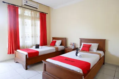 RedDoorz Plus near Stadion Wijaya Kusuma Hotel dekat Nusa Kambangan Island