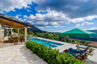 Villa Falcon Rook
