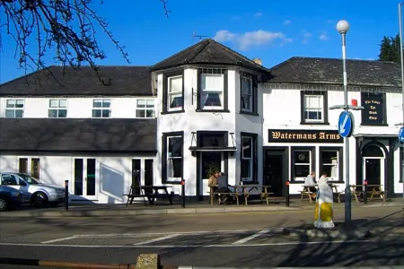 OYO the Watermans Arms Hersham Отели в г. Кобем