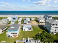 Almost Heaven 4 Bedroom Home by RedAwning - Pet friendly