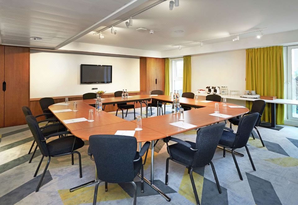 3. 더블트리 바이 ..