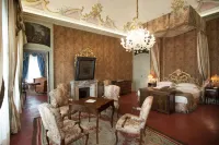 Castello di Guarene - Relais & Chateaux Hotel a 