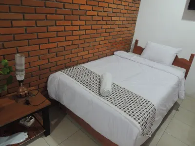 Dalem Sudarno Syariah by Ndalem Beong Hotels in Kembanglimus