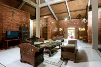 NDalem Joglo Krawitan Syariah Hotels in Ngemplak