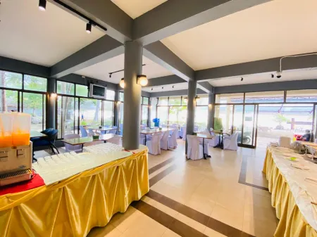 Alongkot Beach Resort Khanom Отели рядом с достопримечательностью «Wat Chan Thattharam»