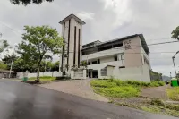 RedDoorz Plus @ Bitung City Center Hotels in Aertembaga