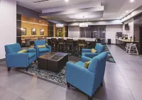 La Quinta Inn & Suites by Wyndham Fort Worth Arlington West - Kitchens