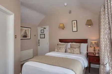 Uppercross House Hotel