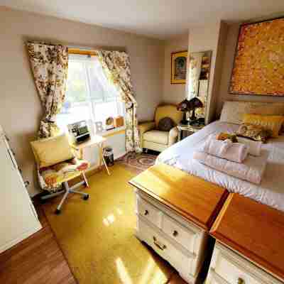 Room-Yellow Room Near Yale Rooms
