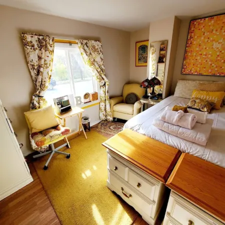 Room in Apartment - Cozy Yellow Queen Bed by Yale U