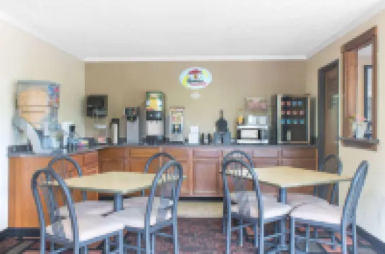 Super 8 by Wyndham Boonville