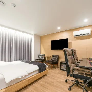 Divine Hotel Hotels near Nokdong Station