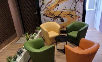 2. Th Luxur..